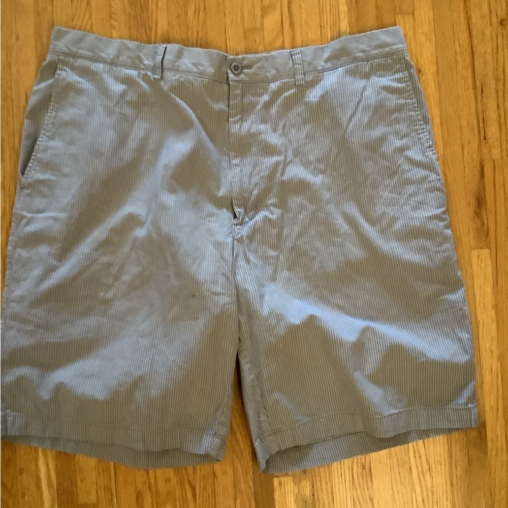 HAGGAR, Gray Flat Front Shorts Relaxed Fit. Size 38.